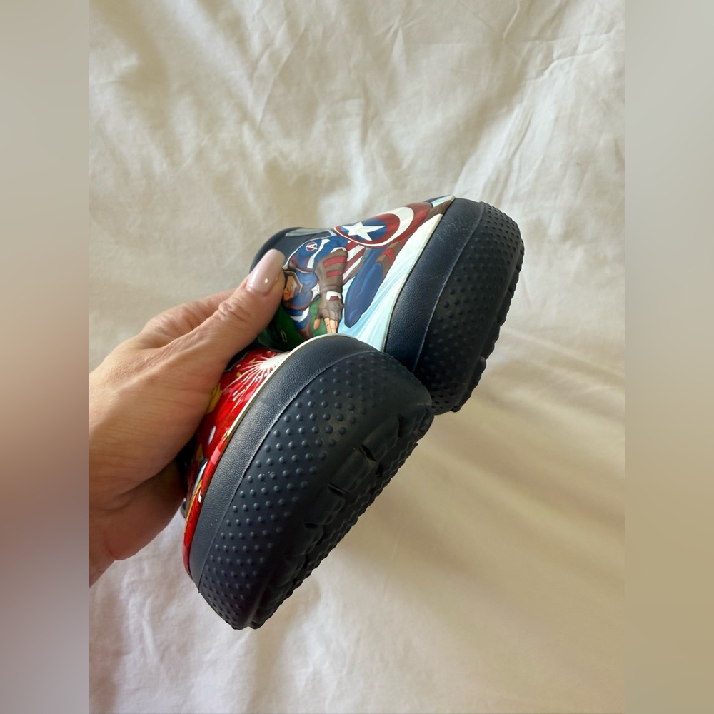 Crocs x Marvel Avengers | Junior SZ 1 | Navy Blue Red Clogs Comfort Lightweight - Picture 3 of 8